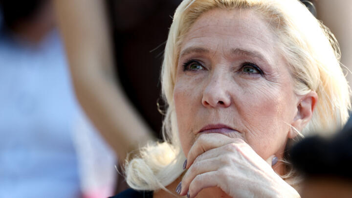 La líder de la ultraderecha francesa, Marine Le Pen, diputada del partido Agrupación Nacional (RN), reacciona durante un discurso pronunciado por Jordan Bardella, presidente del partido, ante sus seguidores en una feria rural en Lievin, al norte de Francia, el 4 de julio de 2026.
