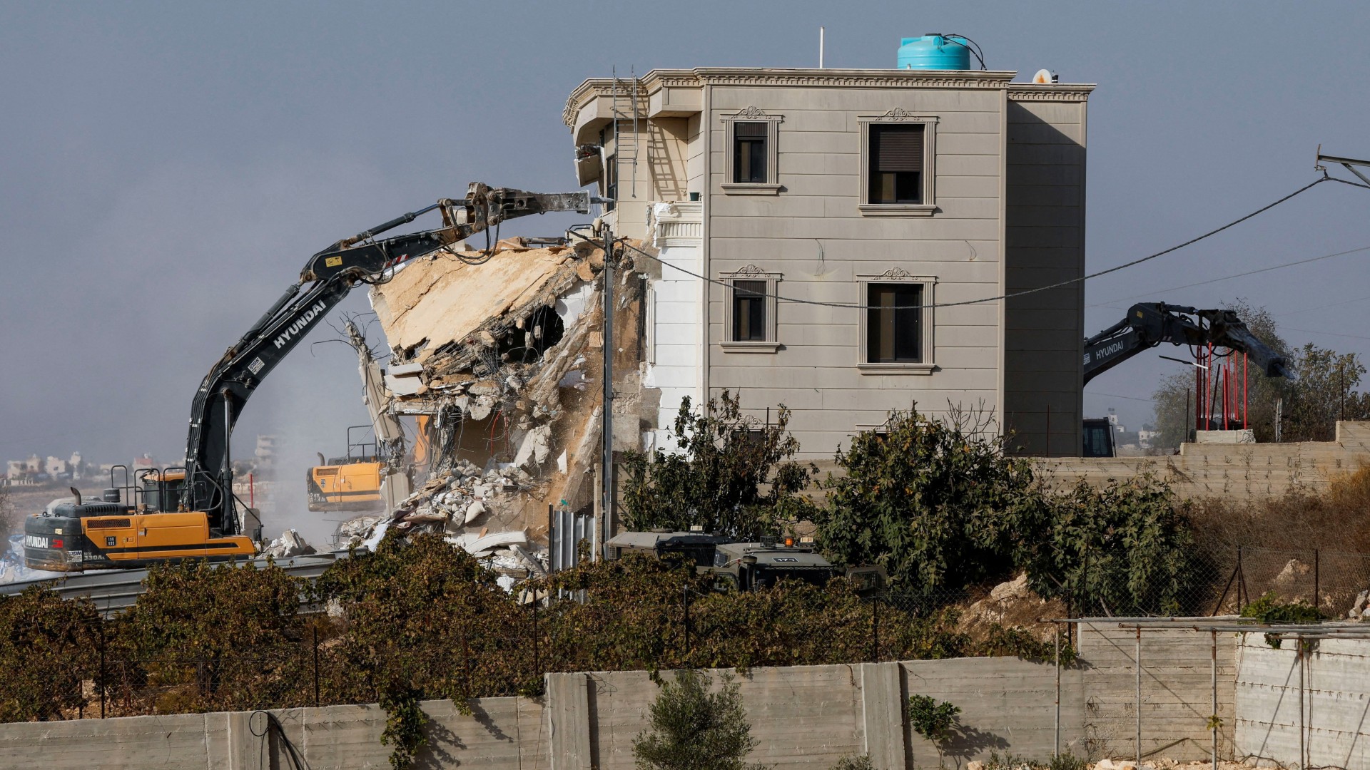 Israeli machinery demolishes a Palestinian house in Hebron in the occupied West Bank, 23 October 2026 (REUTERS/Mussa Qawasma)