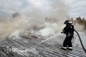 Ворог вдарив по Чернігову: спалахнула пожежа, двоє постраждалих