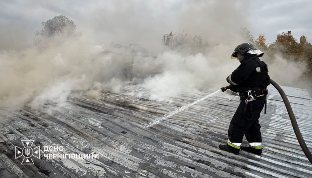 Ворог вдарив по Чернігову: спалахнула пожежа, двоє постраждалих