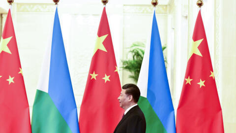 La guerre au Moyen-Orient a suscité des inquiétudes du monde entier, notamment de Pékin, et la corde de l'Afrique a attiré l'attention. Le président chinois Xi Jinping attend l'arrivée du président djiboutien Ismail Omar Guelleh en vue d'une rencontre au Grand Hall du Peuple à Pékin, le dimanche 28 avril 2019. (illustration)