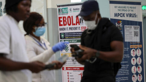 Un agent sanitaire portuaire vérifie les informations des voyageurs à un poste de contrôle sanitaire de l'aéroport international Murtala Muhammed, à Lagos, le 22 octobre 2026.