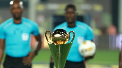 Le trophée de la Coupe de la Confédération.