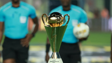Le trophée de la Coupe de la Confédération.